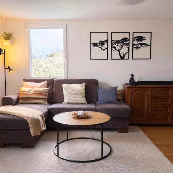 Cozy Studio with a Home Cinema, Bathtub and Free Parking，位于Eriswil的酒店