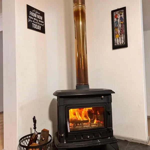 Mario & Luiza's Place - Cozy Stay with Pool & Braai，位于伍斯特的酒店