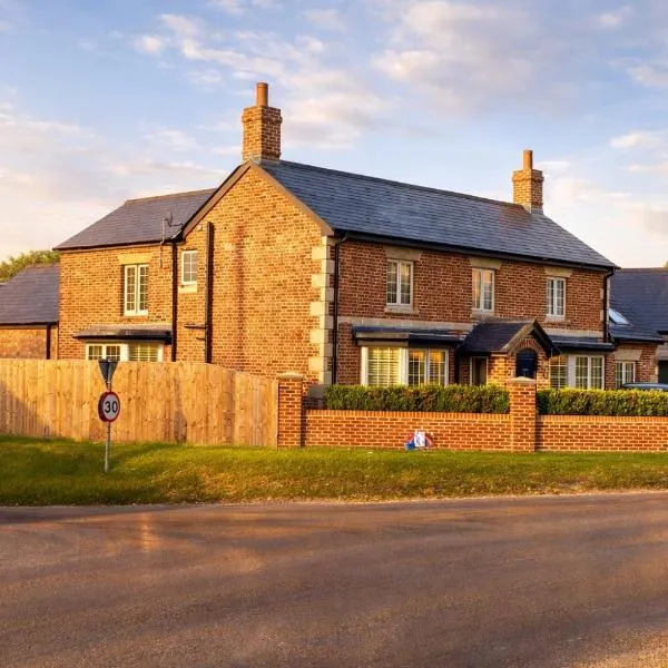 The Old Pub Unique Retreat Luxury Large Private Self Contained Cellar with Sauna Gym King Size Bed Kitchenette Dining Area Snacks Mini Bar and Optional Full Continental Breakfast Historically The Wiltshire Yeoman Pub built in the 1800s，位于Patney的酒店