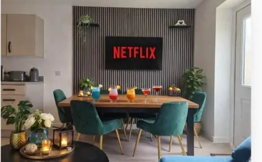 Gatwick Cozy Stopover 4 bedroom house with free Parking，位于Copthorne的酒店