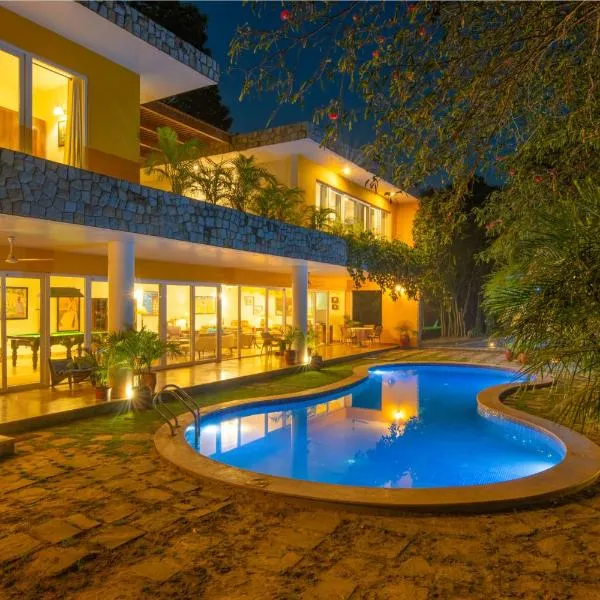 StayVista at The Hideout Farms with Lawn and private Pool，位于Kurukshetra的酒店
