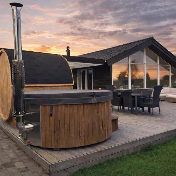 Fjordside Holiday Home with Hot Tub & Sauna，位于Jægerspris的酒店