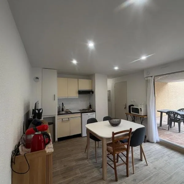 joli T2 proche du centre, en rez-de-chaussée pour 4 à 5 personnes, terrasse, Wi-Fi, parking，位于圣拉里苏朗的酒店