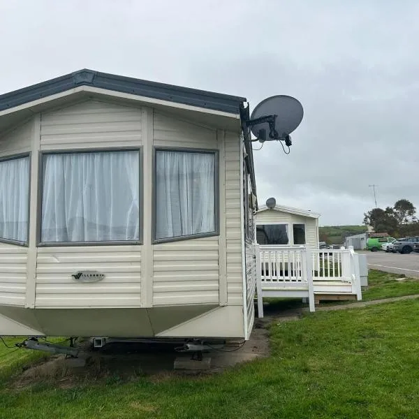 Holiday home 5 minutes from Porth beach，位于Porth的酒店