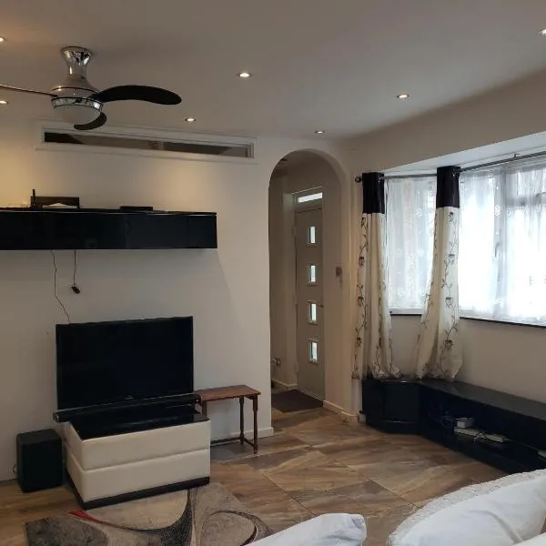 2-Bed Retreat with Private Parking & Tram Links，位于克罗伊登的酒店