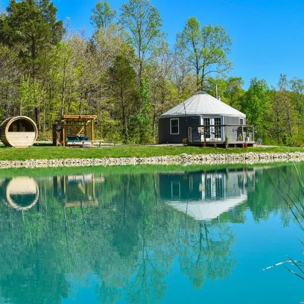 Secluded Waterfront Yurt with Wood-Fired Sauna near French Lick，位于弗伦奇利克的酒店