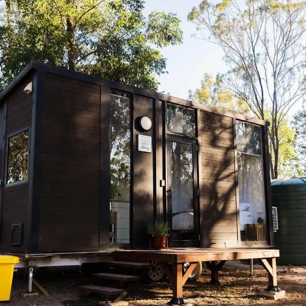 Kenny and Clancy's Camp by Tiny Away，位于Grandchester的酒店
