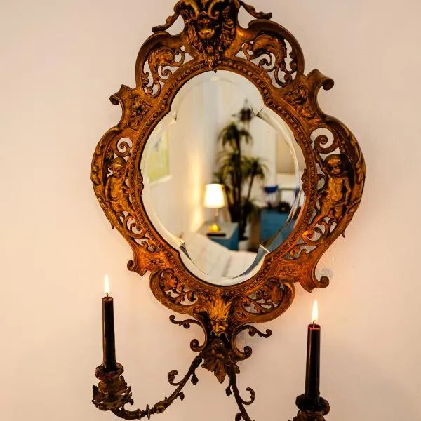Central Art Apartment with Treasure Hunt, Free Parking & Self Check-In，位于康斯坦察的酒店