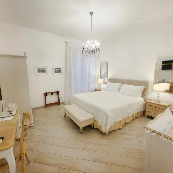 Palazzo Spasiano rooms - SORRENTO CENTER，位于索伦托的酒店
