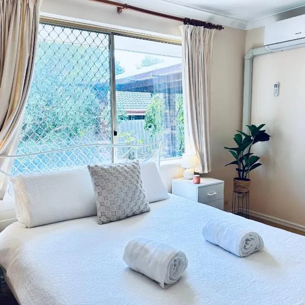 Pet friendly home near Adventure World Fiona Murdoch，位于珀斯的酒店