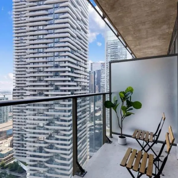 Lux 1 BR-Den DWTN Condo near CN Tower，位于多伦多的酒店