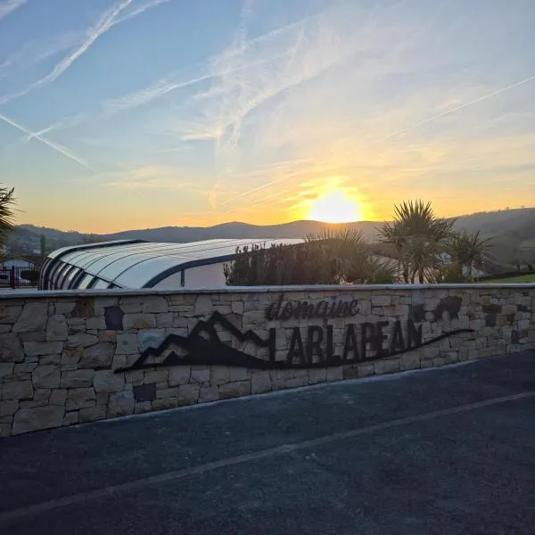 Domaine Chalets Larlapean，位于Saint-Martin-dʼArrossa的酒店
