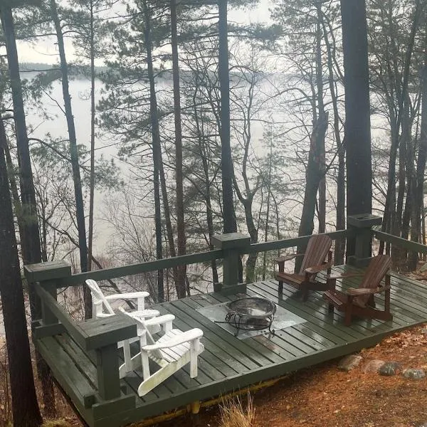 Waterfront near Luskville falls 30 minutes from Ottawa，位于Luskville的酒店