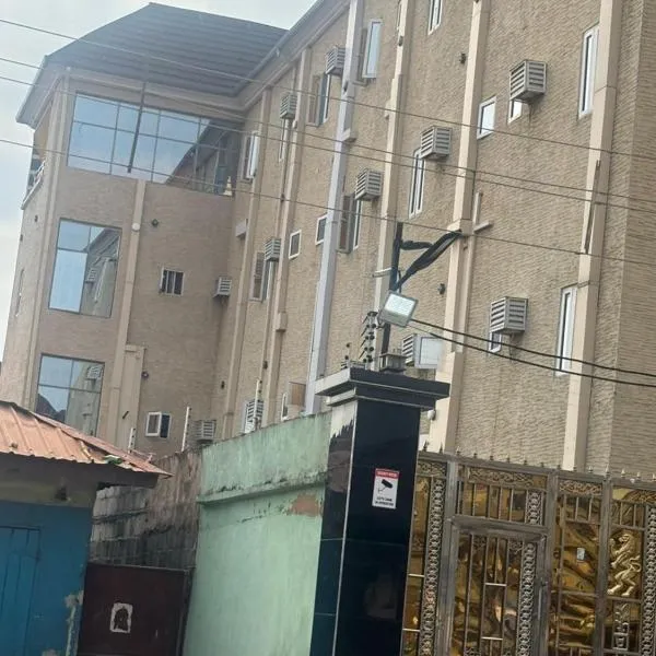 Gentle tower hotel and suites adekunle，位于拉各斯的酒店