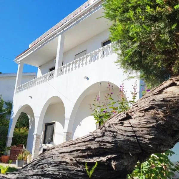 Casa Mar E Sol - Aroeira - Sud Lisbonne - Plage Fonte de Telha - Surf，位于Aroeira的酒店