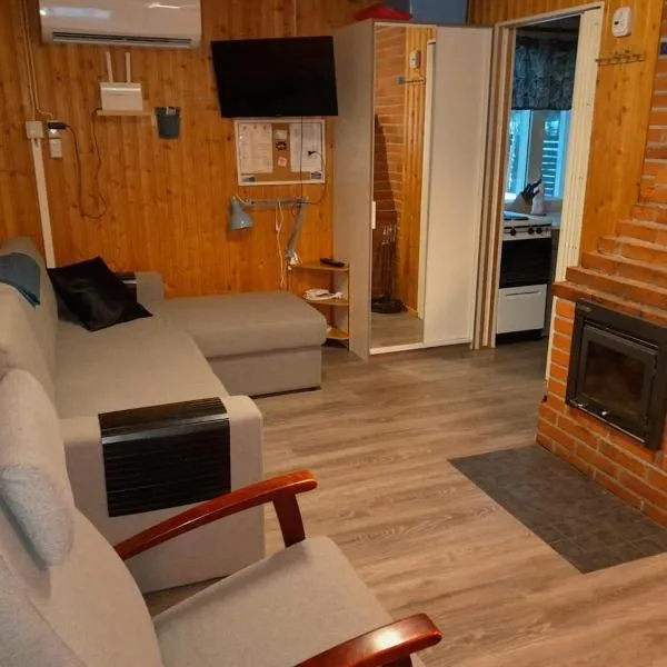 Västäräkki Bachstelze-cabin by a crater lake，位于Varpaisjärvi的酒店