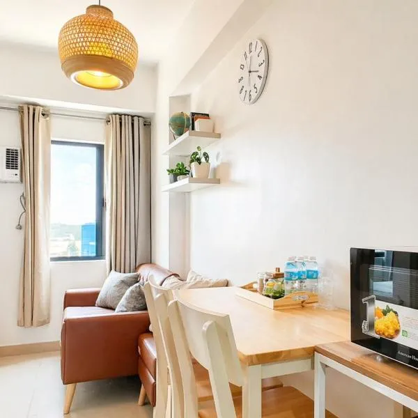 Cozy Japandi 2BR Condo Family Staycation with WIFI by Casa Luntian at The Leaf Residences，位于马尼拉的酒店
