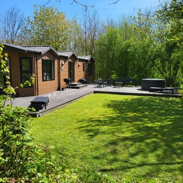 Cherry Tree Lodge with Hot Tub near Alton Towers，位于Croxden的酒店