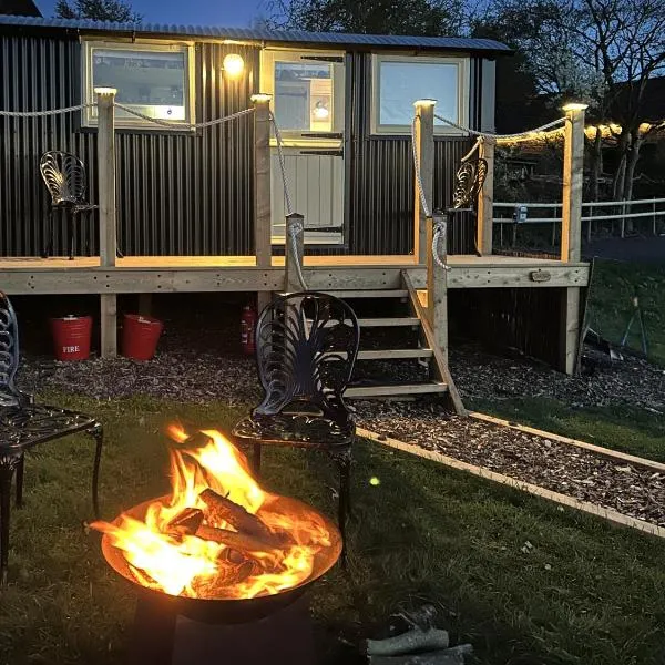 Spinney Wood Glamping, Oak Hut,位于布由德利的酒店