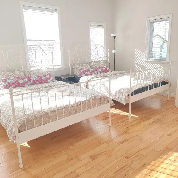 Sunny Ensuite Room with 2 Queen Beds-2A,位于哈利法克斯的酒店