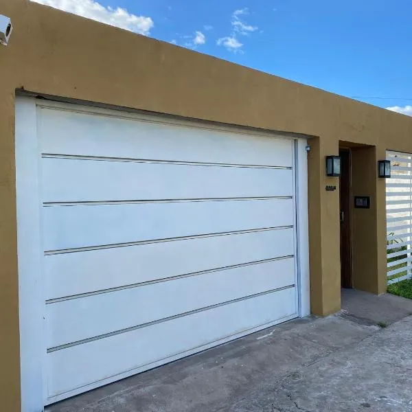 Casa Daia con cochera y piscina，位于雷西斯膝西亚的酒店