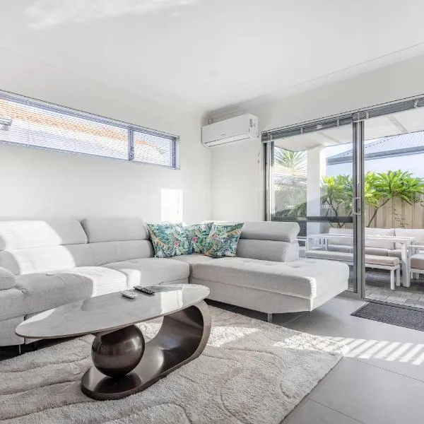 Immaculate and stylish 3 Queen Beds Modern home，位于珀斯的酒店