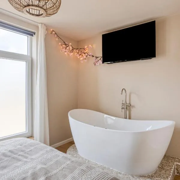 Romantic jacuzzi suite in the city center，位于博德赫拉芬的酒店