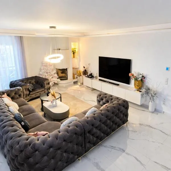 Exklusives 115 m Designer Apartment Kamin Spa-Bad Balkon Lounge Fürth，位于菲尔特的酒店