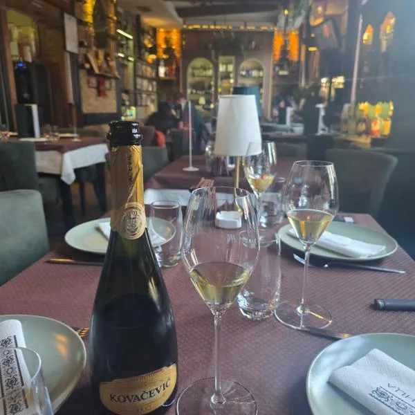 Luxury Rooms -KP Hedonism，位于皮罗特的酒店