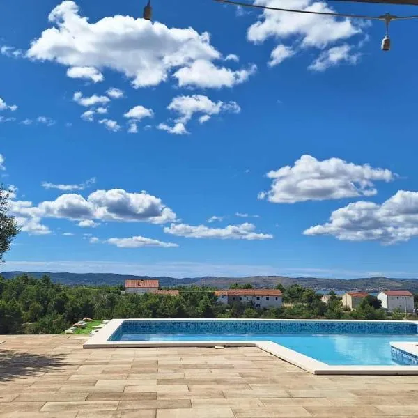 Villa Scolopax rusticola Skradin with heated pool，位于斯克拉丁的酒店