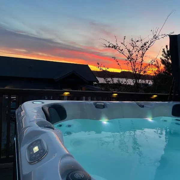 Seaside cottage with hot tub and sauna sleeps 11，位于Forland的酒店