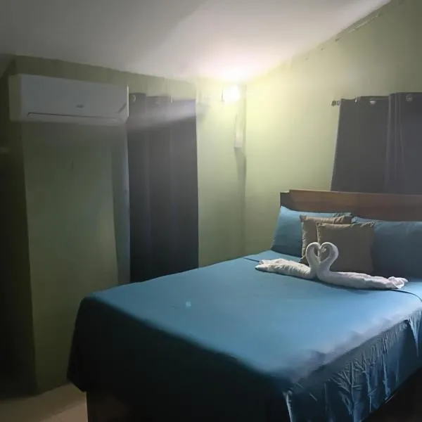 Cheerful 2-Bedroom Home in Falmouth Garden，位于法尔茅斯的酒店