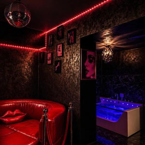 Love Room- Adult Only，位于布加勒斯特的酒店