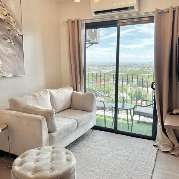 NEW! The Hive Residences - 1BR with Balcony & FREE Parking at Casa Arbo，位于Taytay的酒店