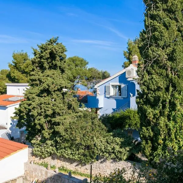 Apartments by the sea Maslinica, Solta - 14748，位于马斯林尼察的酒店