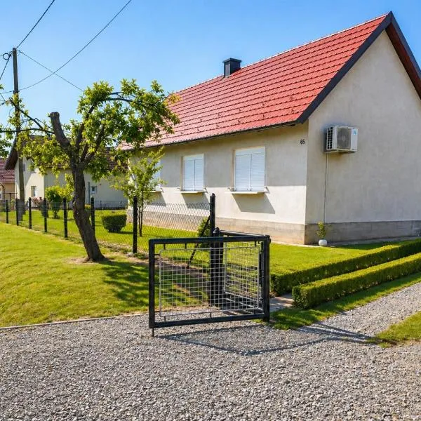 Holiday House Zoki - Peaceful Stay with Private Parking，位于库蒂纳的酒店