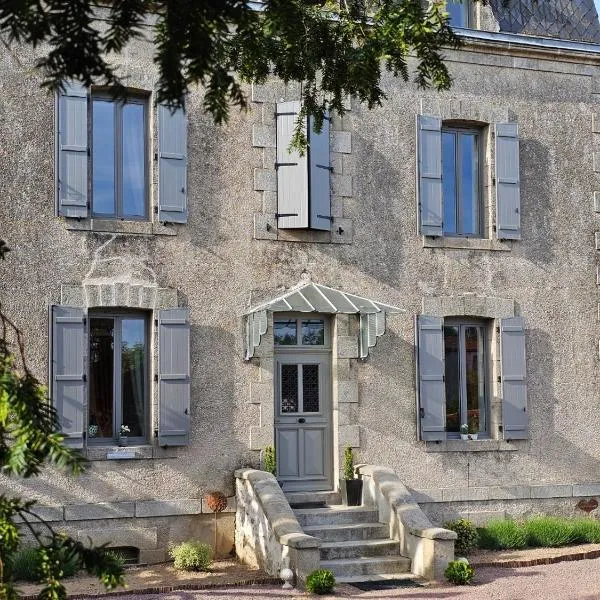 Chambres d'hôtes "Le Petit Cardinal" - proche PuyduFou，位于Mauléon的酒店
