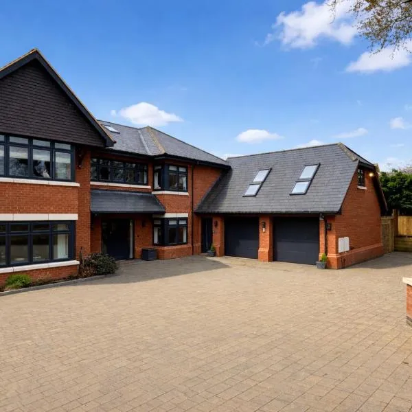 THE STUDIO - Silverstone village - walking distance to track,位于银石的酒店