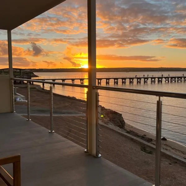Beachside & Jetty View 5 - Harbour Master Apartment，位于Streaky Bay的酒店