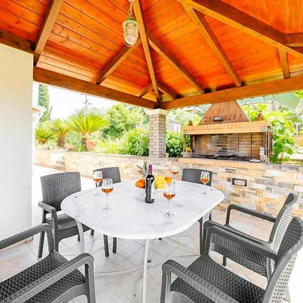 Villa Nirvana - Sea View Maisonette in Roda, Offering Tranquility and Comfort on the Enchanting Northern Coast of Corfu，位于Litherés的酒店