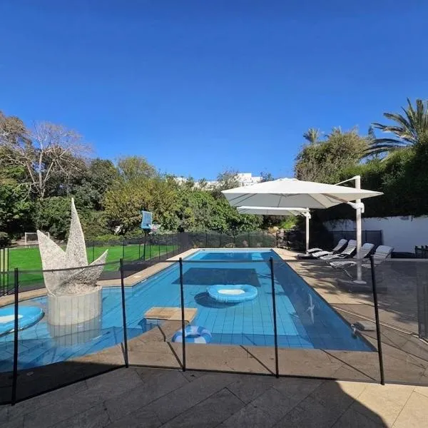 Luxury Villa with Private Pool,Minutes to Beach!，位于凯撒利亚的酒店