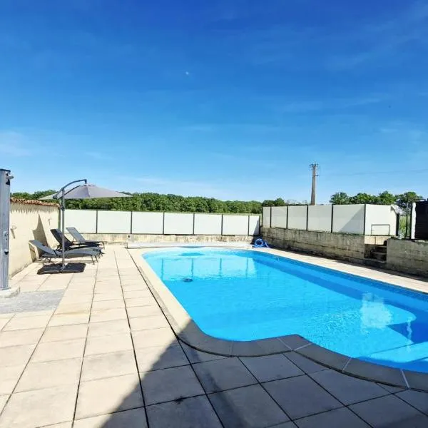 Gites confortable pour 6-8 people with heated pool，位于Saint-Yan的酒店