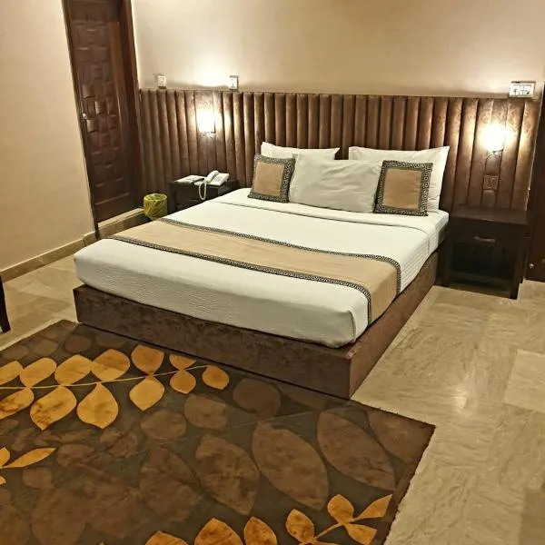 Shelton Hotel Johar Town Lahore，位于拉合尔的酒店