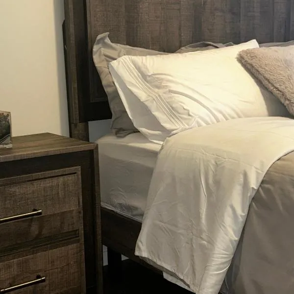 Private Chilliwack Condo 2Bdrm 2Bath Sleeps6 Close to District 1881，位于奇利瓦克的酒店