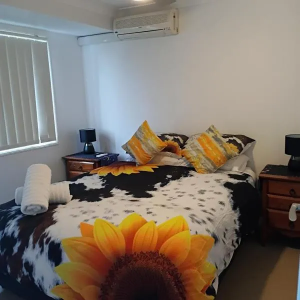 BLK Stays Guest House Deluxe Units Caboolture South，位于卡布尔彻的酒店
