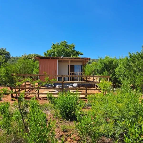Romantic Private Bush Chalet at Game Farm Retreat near Hartbeespoort，位于哈特比斯普特的酒店