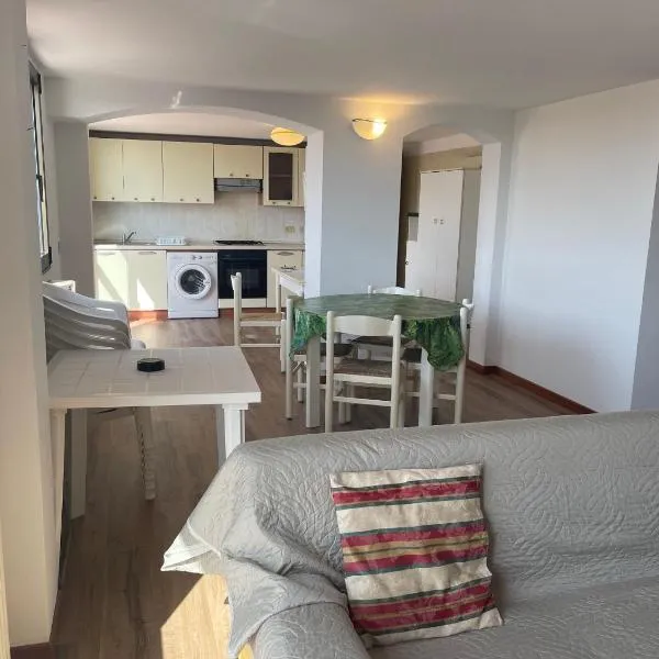 Apartament 2 bedroom with one bathroom and penthouse Apartament 3 bedroom and 2 bathroom included with umbrella and sunbeds，位于丽都阿德里亚诺的酒店