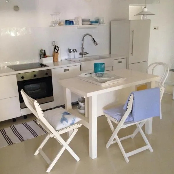 White Apartment Krk With Private Garden，位于克尔克的酒店