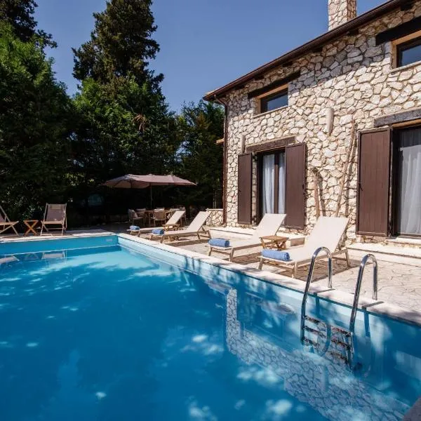 Villa Fuoco, Lefkas G-Villas, a luxury villa with private pool, 10 mins drive from the beach，位于Marantochori的酒店