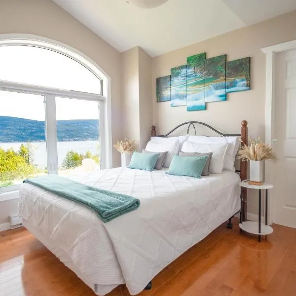 Panoramic Acres B & B - Lake & Mountain Views，位于弗农的酒店